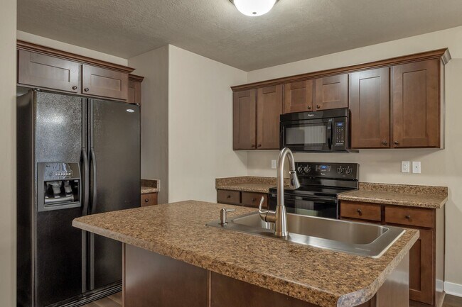 Building Photo - Amazing 2 Bed - 2.5 Bath Townhome in West Haven! Available NOW!