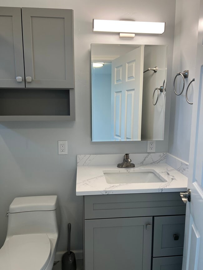 Building Photo - 145 Evergreen Way