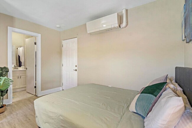 Building Photo - 5009 Columbia Ave