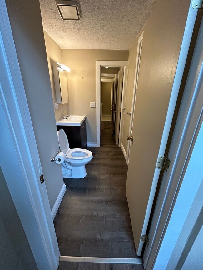 Building Photo - Cozy & Large 2 Bed 1.5 Bath in Lowell!