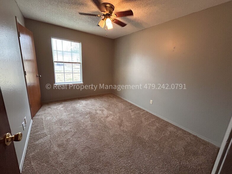 Building Photo - 80 Grand View Dr