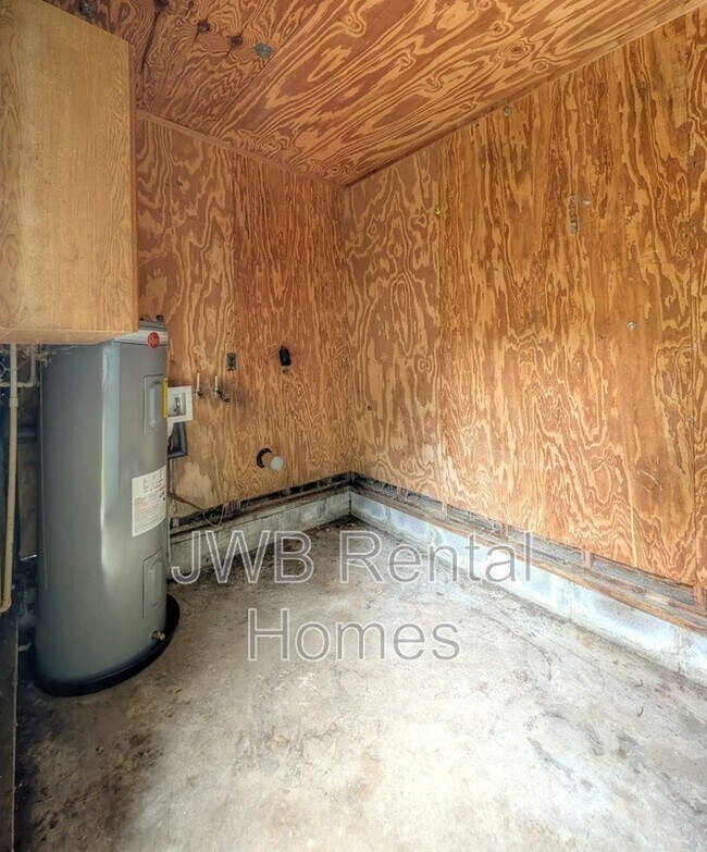 Building Photo - 5332 Amazon Ave