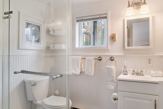 Building Photo - 27 Oak St