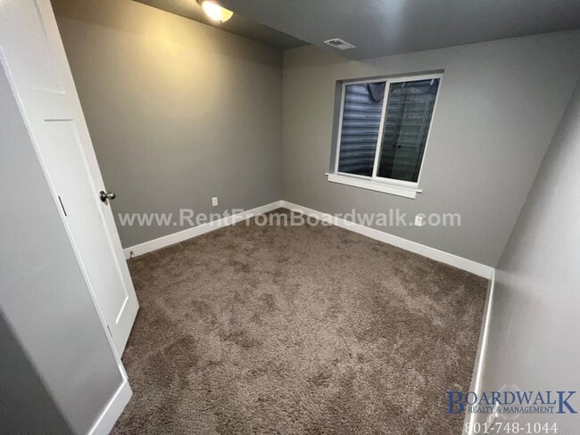 Building Photo - Stylish Vineyard Basement Apartment!