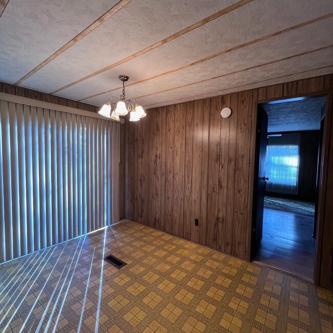 Building Photo - 282 Pete Martin Dr