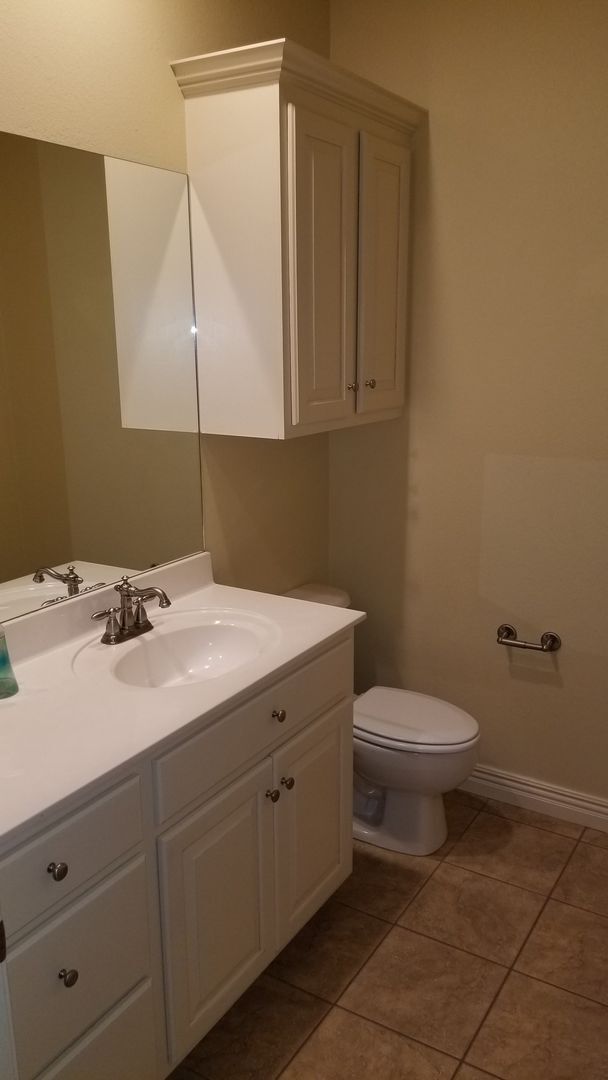 Building Photo - 4 bed 2.5 bath townhome with 2 car garage