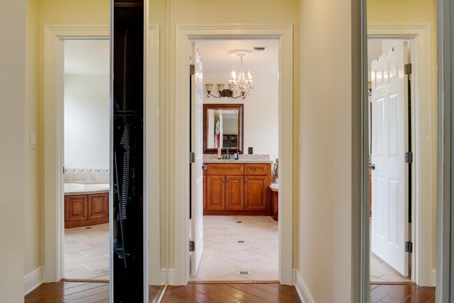 Building Photo - 2070 Chagall Cir