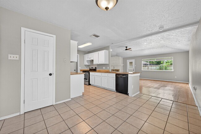 Building Photo - 2310 Woodwind Dr