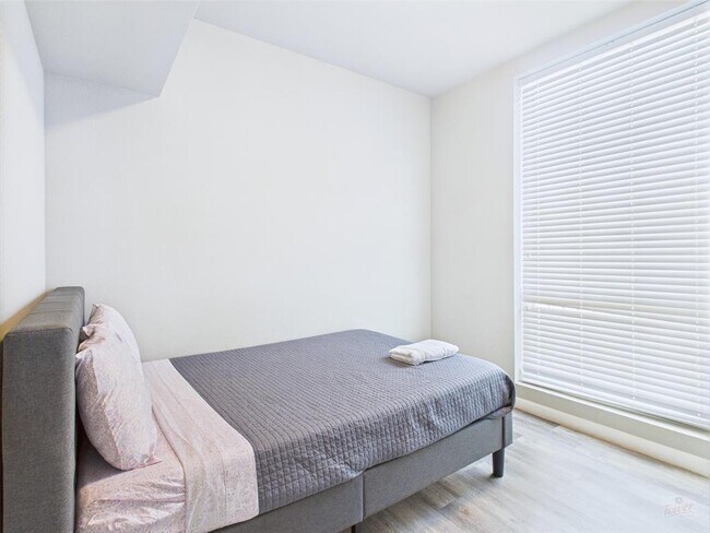 Building Photo - 911 W 22nd St