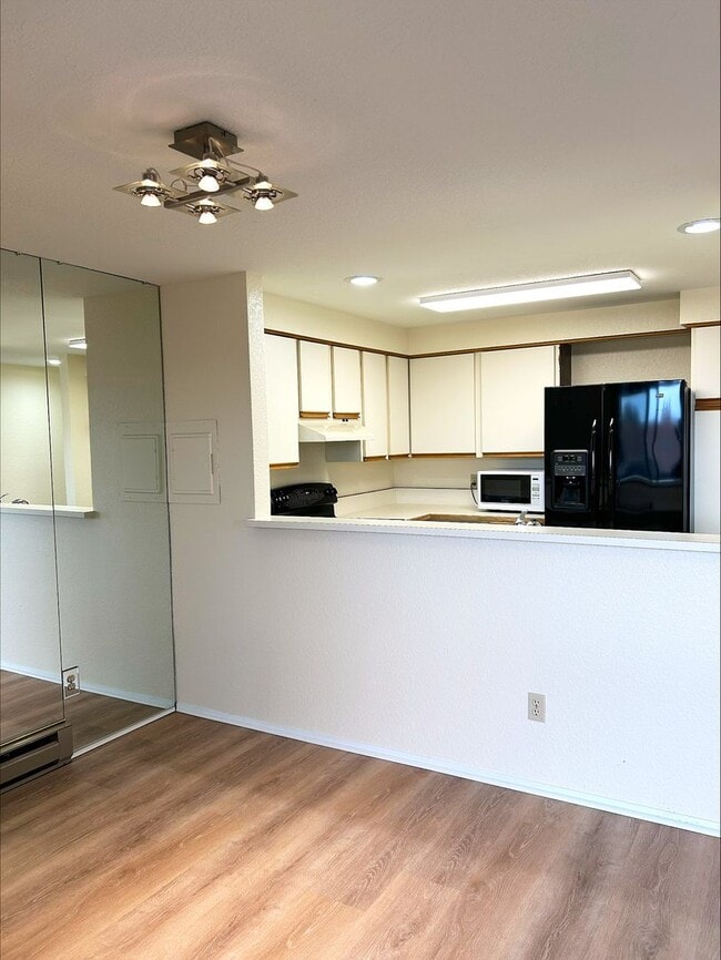 Building Photo - 2 Bedroom 1.5 Bath Condo Renton - 1 Carpor...