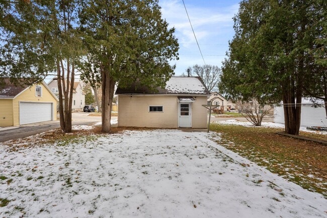 Building Photo - 3 Bedroom Fond Du Lac House