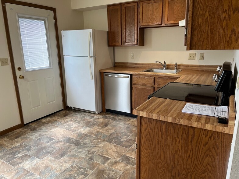 Building Photo - 2489 Falcons Way