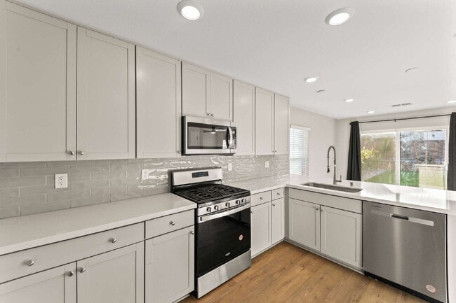 Building Photo - Beautiful two-story home with a bright open floor plan and modern finishes throughout. The spacio...