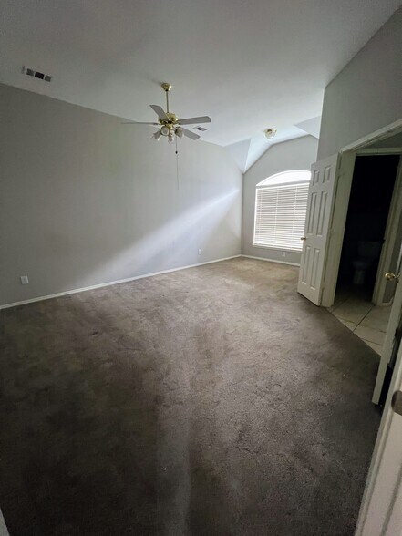 Building Photo - 5820 Chatham Ln