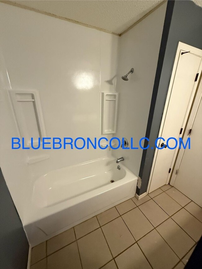 Building Photo - Cute 2 bedroom 1 bathroom home with a 1 ca...