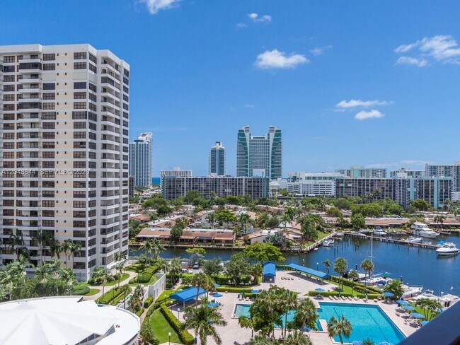 Building Photo - 2500 Parkview Dr