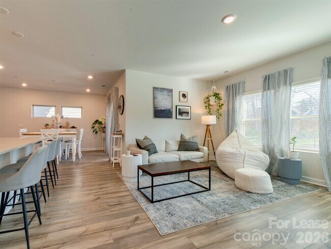 Building Photo - 4009 Woodland View Dr