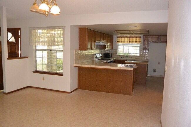 Building Photo - Desireable SW area