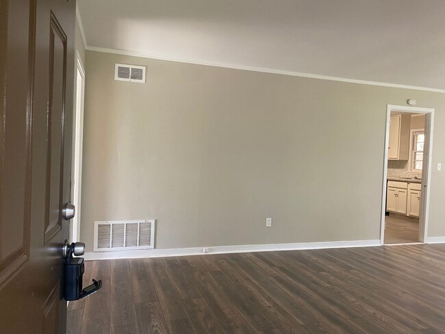 Building Photo - 3 Bedroom in Forest Hills !