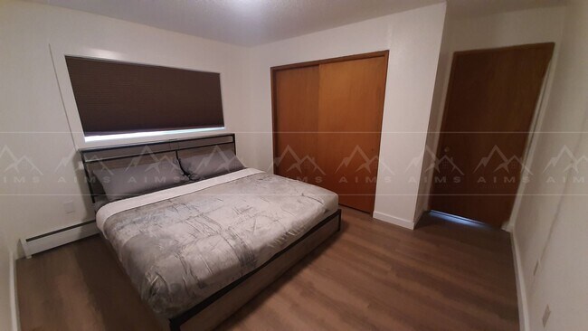 Building Photo - 933 W 20th Ave