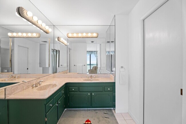 Building Photo - 9900 S Ocean Dr