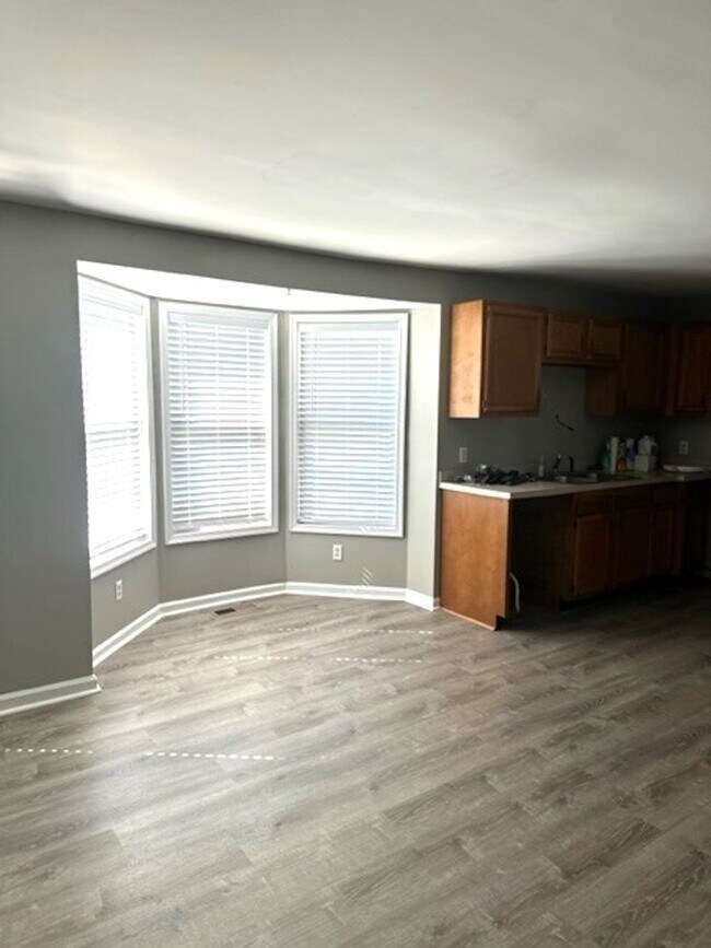 Building Photo - 206 N Railroad Ave