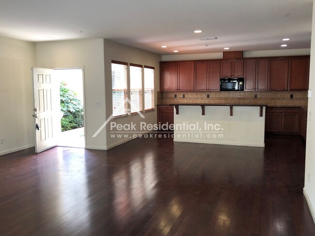 Building Photo - Newer 3bd/2.5ba North Natomas Condo with 2...