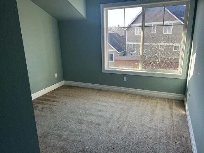 Building Photo - 1526 NE Market Dr