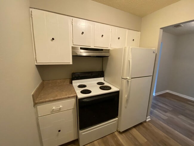 Building Photo - Lovely 1 bedroom condo in South Nashville! Private Balcony!