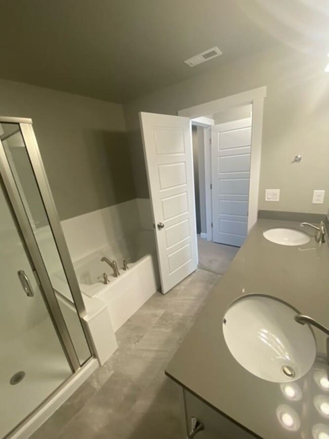 Building Photo - Beautiful Bountiful Townhome