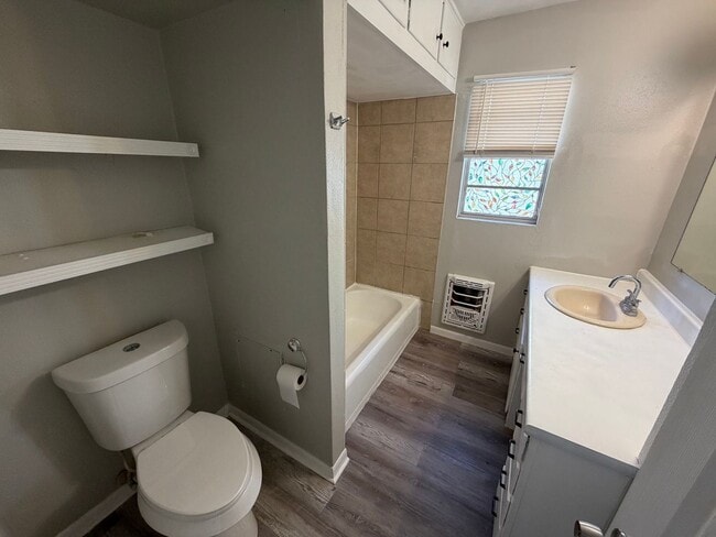 Building Photo - Large 3/2/2