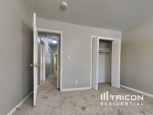 Building Photo - 401 Barbashela Dr