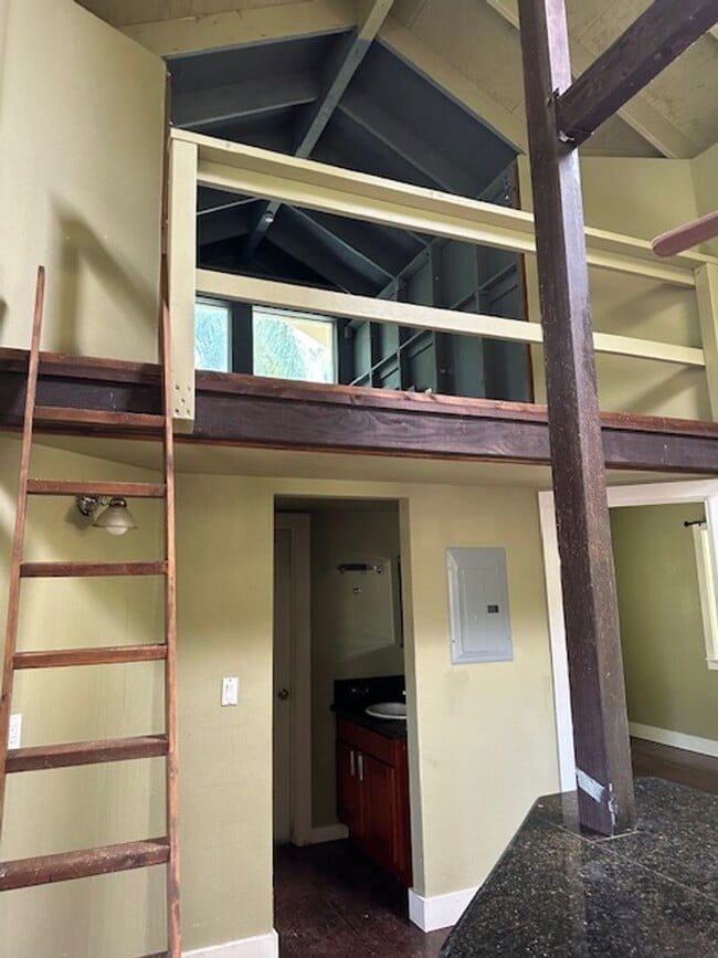 Building Photo - 220 Laniloa Way
