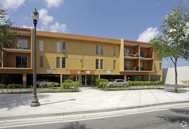 Primary Photo - Green Tree Apartments