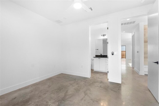 Building Photo - 2101 Thrasher Ln