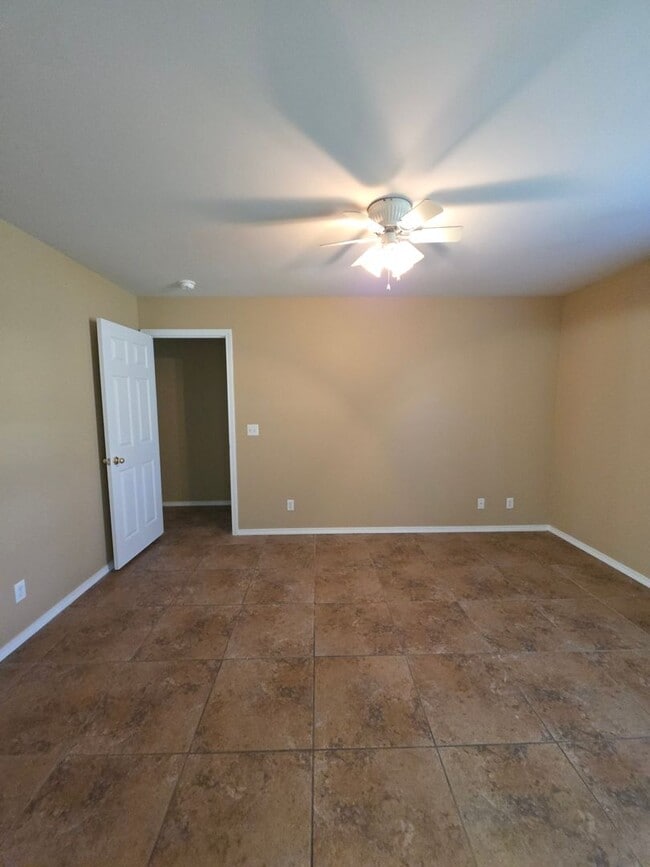 Building Photo - 401 E 11th St