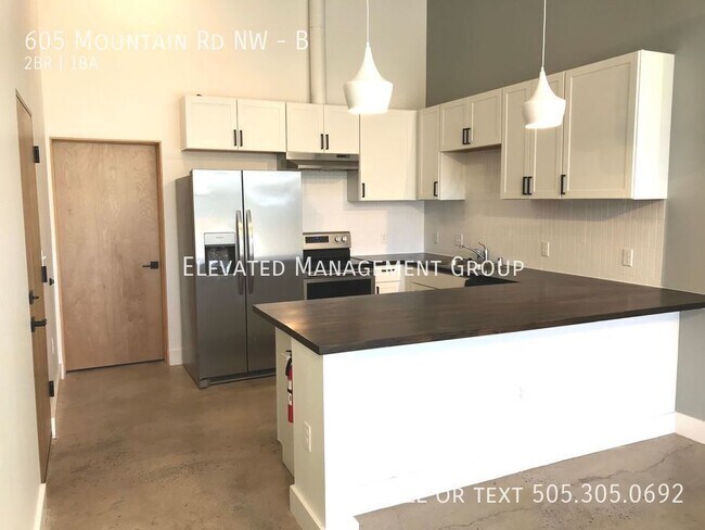 Building Photo - 605 Mountain Rd NW