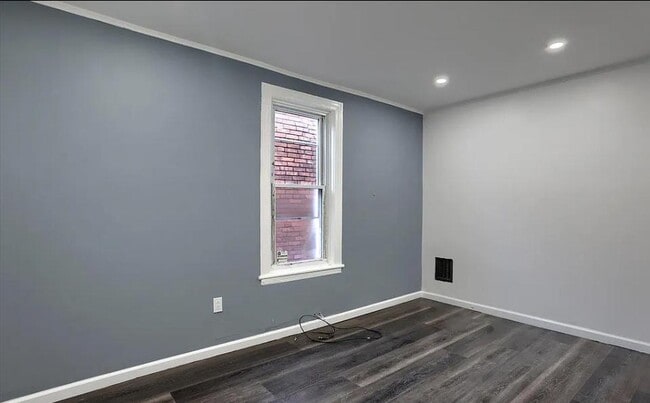 Building Photo - 455 Crescent St
