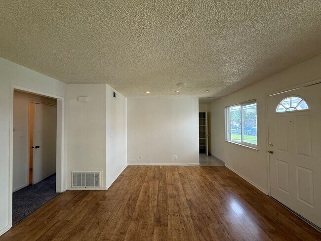 Building Photo - 2112 Chrysler Dr