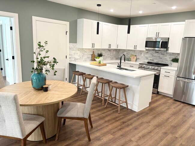 Building Photo - 1391 Main St