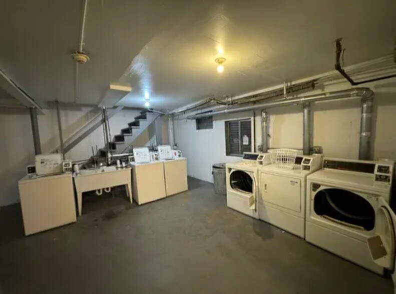 Building Photo - 685 E Fullerton Ave