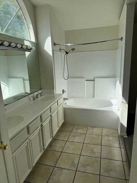 Building Photo - 37413 Norwich Dr