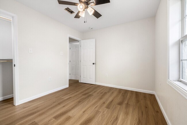 Building Photo - 1127 Harris Way