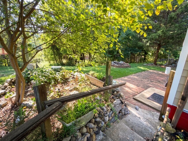Building Photo - 7221 Hillview Dr