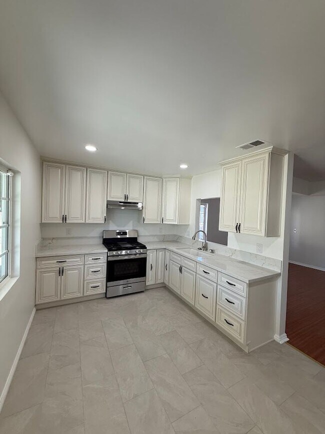 Building Photo - Beautiful 4 Bedroom, 2 Bathroom Arleta Hom...