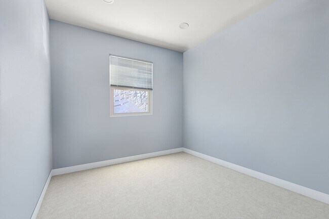 Building Photo - Elegant & Modern Home with Beautiful Interior