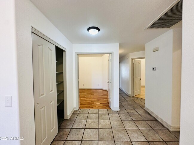 Building Photo - 2110 E Enrose Cir