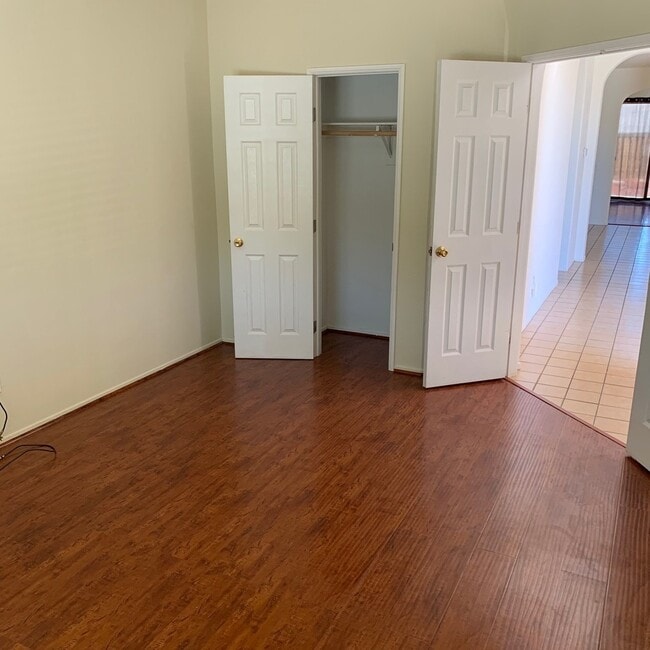 Building Photo - 4 BEDROOM VICTORVILLE HOME