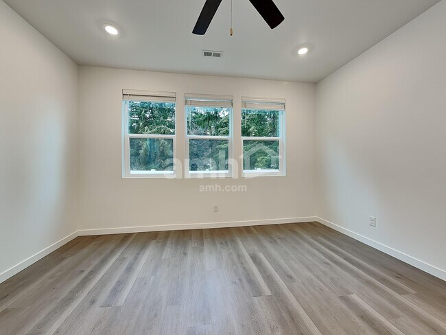 Building Photo - 5245 Turnstone St SE