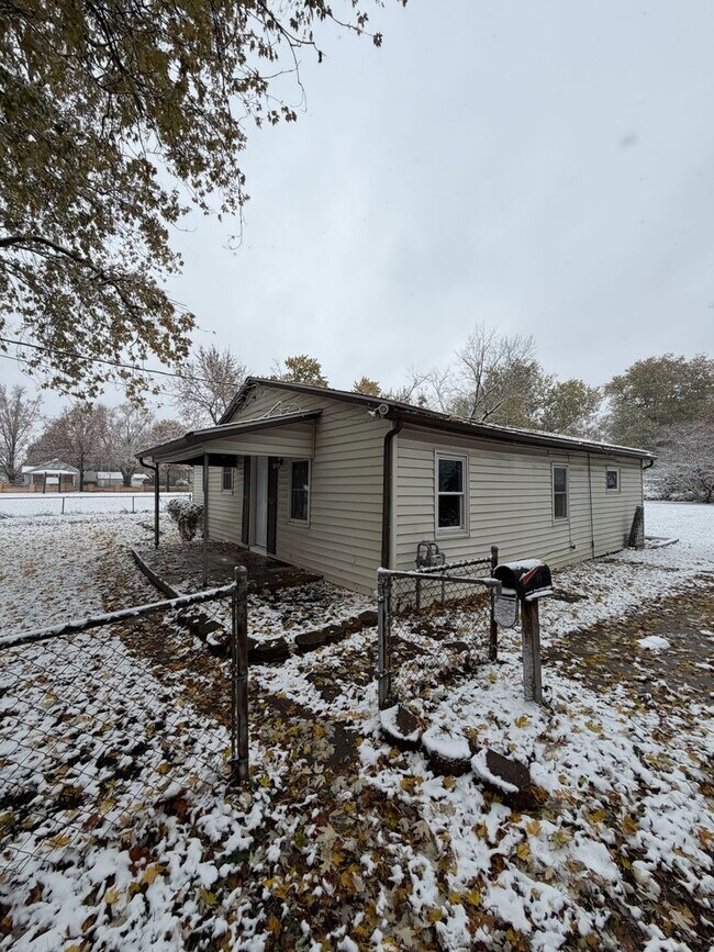 Building Photo - Freshly Renovated Home in Convenient Locat...